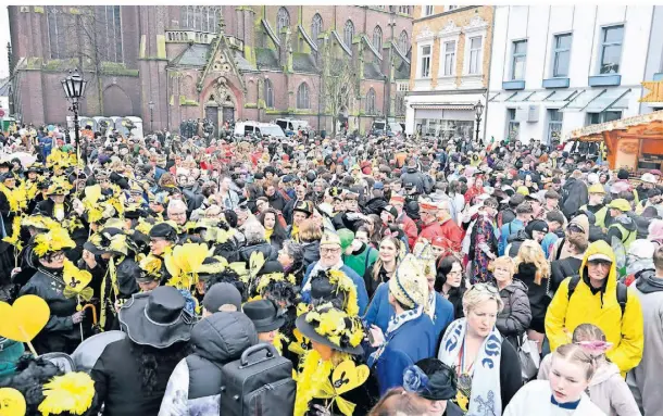  ?? FOTOS: JÖRG KNAPPE ?? Bis zu 1200 waren bei dem Altweibert­reiben auf dem Alten Markt in Dülken.