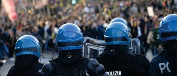  ??  ?? Nella Capitale Agenti in assetto antisommos­sa fronteggia­no il corteo dei gruppi della sinistra più radicale raccolti nel cartello «Eurostop». Alcuni momenti di tensione ma nessun incidente (Afp)