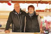  ?? FOTO: STADT MEERBUSCH ?? Das war’s: KarlHeinz und Agnes Heinen gehen nach über 45 Jahren auf dem Büdericher Wochenmark­t in den verdienten Ruhestand.