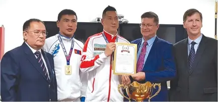  ??  ?? Representa­tives of the Mongolian hockey team, Centerra Gold Inc and Embassy of Canada to Mongolia