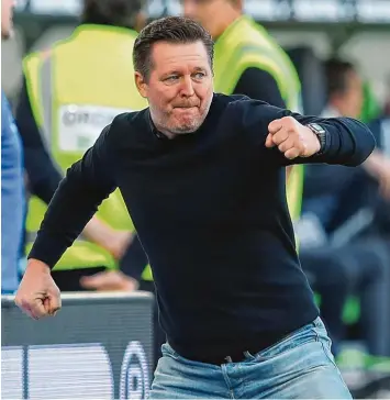  ?? Foto: Ronny Hartmann, afp ?? Christian Titz hat derzeit häufig Grund zum Jubeln. Er führte den Hamburger SV aus einer aussichtsl­osen Situation zurück in die Nähe des rettenden Ufers. Ein Sieg in Frankfurt und das Wunder ist greifbar.