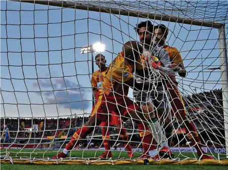  ?? (FRANCESCO PECORARO/GETTY IMAGES) ?? Après une ascension fulgurante de la Lega Pro à la Serie A, en deux saisons, Benevento a pratiqueme­nt déjà un pied en Serie B.