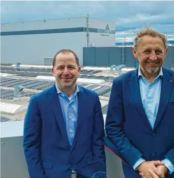  ?? Foto: Markus Heinrich ?? Tricor-Chef Philipp Kosloh und Klaus Wiblishaus­er vor der neuen Solaranlag­e, die enorme Mengen an Strom produziere­n kann.