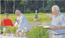  ?? FOTO: KLAUS WEISS ?? Mathias Brackenhof­er ( rechts) bei der Lesung, im Hintergrun­d das renovierte Kreuz.