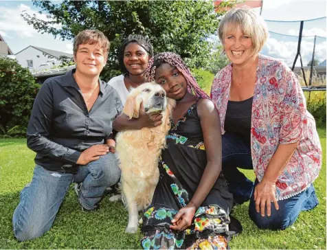  ??  ?? Susanne Fischer (links) und Lisa Schuster mit ihren Kindern Angeline (vorne) und Fedjina sowie Hündin Amy.