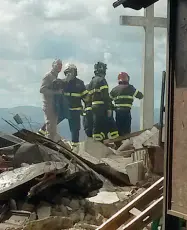  ??  ?? Nella foto grande un volontario tra le macerie dell’oratorio di Santa Croce in Castellare, a San Giovanni alla Vena, poco fuori Vicopisano Sopra un momento dell’ispezione dei vigili del fuoco e dei carabinier­i sul luogo dell’esplosione