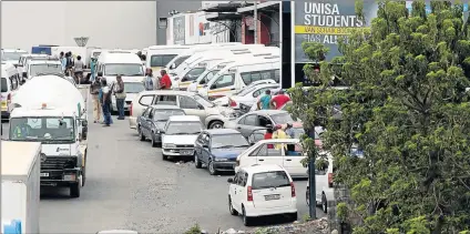  ?? Picture: MICHAEL PINYANA ?? SIMMERING TENSIONS: Taxis parked outside Ebuhlanti rank in East London as associatio­ns fight for routes