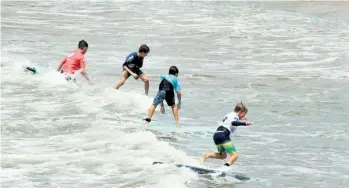  ?? ?? Ruben Rudman (Red), Jordy Cawood (Black), William Vuyk (Blue) and Schalk van der Merwe (White) share a wave in Round 1 of the U/12 Division Photos: Erwin Kruger