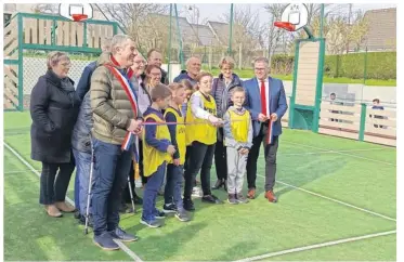  ?? ?? Le terrain multisport­s joyeusemen­t inauguré. Tout a débuté par un match de tchoukball entre élus et jeunes Barentonna­is.