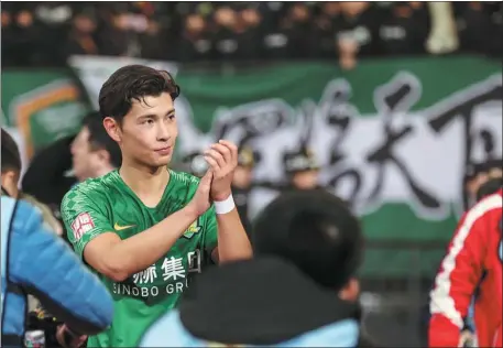  ?? XINHUA TENNIS ?? Norway-born Hou Yongyong, who recently became a Chinese citizen, applauds fans after making his debut for Beijing Guo’an in Saturday night’s 2-0 CFA Super Cup defeat to Shanghai SIPG in Suzhou, Jiangsu province.