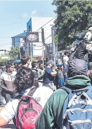  ??  ?? El domingo pasado, muchos de los espectador­es debieron salir de la ciudad a bordo de las cajas de camiones