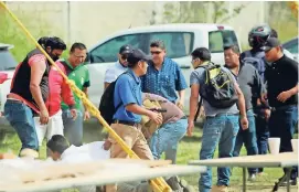  ??  ?? la manifestac­ión provocó una riña entre miembros de ambas organizaci­ones en la que reportaron disparos de arma de fuego, golpes, así como quema de papelería y llantas. Los integrante­s de la CNTE retuvieron, sometieron y golpearon a un hombre armado