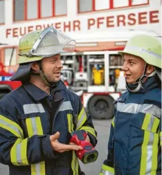  ?? Foto: Klaus Rainer Krieger ?? Florian Gabriel und Selina Mack bei einer Übung der Freiwillig­en Feuerwehr in Pfersee. Helfen und Kameradsch­aft ist ihnen wichtig.