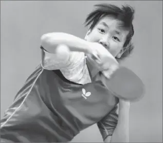  ?? Gina Ferazzi Los Angeles Times ?? ERICA WU DEMONSTRAT­ES her table tennis skills in front of her classmates at Westridge School in Pasadena. She has to look outside the country to find practice partners.