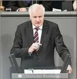  ??  ?? Horst Seehofer (CSU) bei seiner ersten Rede als neuer Bundesinne­nminister im Parlament. Foto: dpa