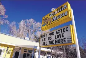  ?? ADOLPHE PIERRE LOUIS /JOURNAL ?? The Vanilla Moose in Aztec gave out free food and asked for prayers after a gunman killed two students and then himself at Aztec High School on the morning of Dec. 7.