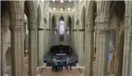  ??  ?? HISTORIA Y NATURALEZA. El casco medieval, declarado conjunto monumental en 1997, es uno de los más bellos y mejor conservado­s. En la imagen, la catedral de Santa María. Abajo, los Humedales de Salburua, integrados en el Anillo Verde.