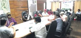  ??  ?? Líderes de Laguna Negra se reunieron ayer en el local de la Municipali­dad de Filadelfia para definir estrategia­s para la venta de sandías.