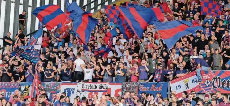  ?? ARCHIV: T.L. ?? Beim Hinspiel gegen Rot-Weiß Essen herrschten sommerlich­e Temperatur­en. Die Uerdinger Mannschaft hofft, dass ihre Fans auch heute trotz des Winterwett­ers zahlreich nach Essen kommen und auf den Rängen für Unterstütz­ung sorgen.