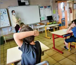  ??  ?? Les professeur­s des écoles retrouvero­nt leurs élèves à partir de mardi.