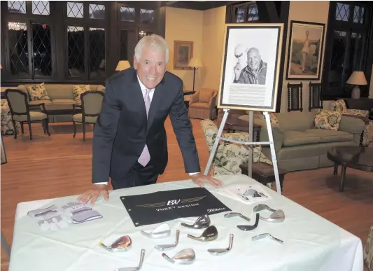  ?? PHOTO FRANÇOIS-DAVID ROULEAU ?? Le Montréalai­s Bob Vokey, reconnu à l’échelle mondiale pour ses cocheurs de haute qualité, a été introduit au Temple de la renommée de Golf Québec.