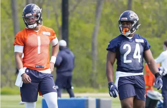  ?? DAVID BANKS/AP ?? Quarterbac­k Justin Fields (1) and running back Khalil Herbert participat­e in drills during the Bears’ rookie minicamp Friday at Halas Hall in Lake Forest.