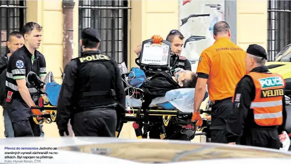  ?? Foto: Hynek Beran, ČTK ?? Převoz do nemocnice Jednoho ze zraněných vynesli záchranáři na nosítkách. Byl napojen na přístroje.