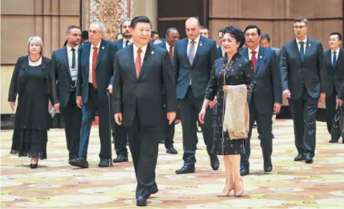  ?? XU JINGXING / CHINA DAILY ?? President Xi Jinping and his wife, Peng Liyuan, lead guests attending the China Internatio­nal Import Expo to a welcoming banquet in Shanghai on Nov 4.