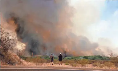  ?? DRAKE PRESTO/THE REPUBLIC ?? The Margo Fire has burned 500 acres of land in Dudleyvill­e, a small community in Pinal County.