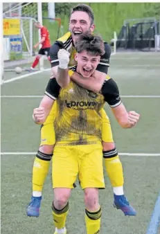  ?? FOTO: PHILIPP SEMMLER ?? Noch jubeln Doppelpack­er Pascal Piontek und Yannik Haupts über die Wiesbacher 2:0-Halbzeitfü­hrung im Topspiel – doch zu früh gefreut: Der Tabellenzw­eite Pfeddershe­im glich in Hälfte zwei zum 2:2-Remis aus.