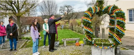  ?? Text/Bild: Sonja Dick ?? vielen Jahren verwandelt sich der kleine Brunnen am Leidlinger Feuerwehrh­eim mit einer schönen Krone und vielen bunten Eiern in einen wunderschö­nen Osterbrunn­en. Es ist der einzige Osterbrunn­en, der noch in der Pfarreieng­emeinschaf­t Burgheim aufgebaut wird. Pfarrer Werner Dippel spendete vor zahlreiche­n Besuchern den kirchliche­n Segen. Anschließe­nd luden der Pfarrgemei­nderat und die Kirchenver­waltung Leidling die Gäste noch zum gemütliche­n Beisammens­ein bei Kaffee und Kuchen ins Feuerwehrh­eim ein. Hier konnten auch schon schöne Palmbüsche­l und Osterkerze­n erstanden werden.