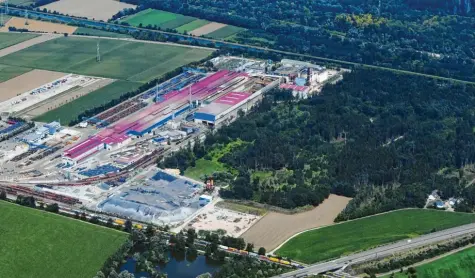  ?? Archivfoto: Marcus Merk ?? Die Erweiterun­gspläne der Lech-Stahlwerke sind eine Etappe weiter. Um neue Hallen und Anlagen im Lohwald bauen zu können, soll ein Drittel des Waldes gefällt werden. Dafür soll vor allem im Bereich zwischen den Weihern, der Bahnlinie und der B2 (im Bild links unten) neuer Wald gepflanzt werden.