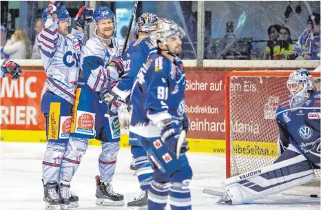  ?? FOTO: JAN-MALTE DIEKMANN ?? Die Towerstars um Kapitän Vincenz Mayer und Ilkka Pikkaraine­n kommen derzeit aus dem Jubeln gar nicht heraus. Auch in Kassel gewann Ravensburg deutlich.