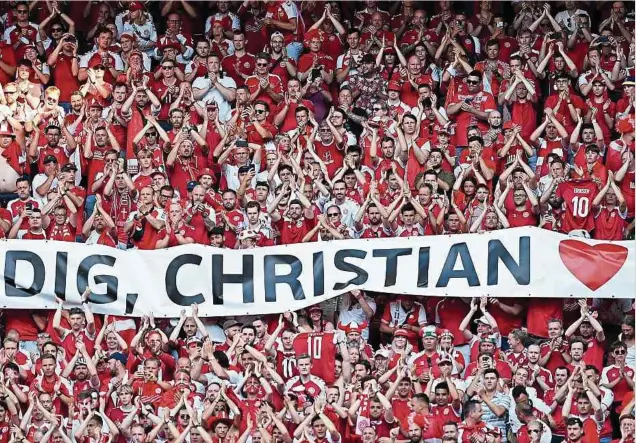  ?? Fotos: AFP ?? In Gedanken bei Christian Eriksen: Die Fans zollen dem vor einigen Tagen kollabiert­en dänischen Nationalsp­ieler Respekt.