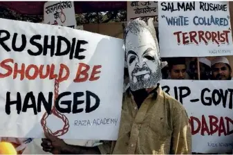  ??  ?? Musulman indien réclamant la pendaison pour Salman Rushdie, lors d’une manifestat­ion à Bombay, en 2004.