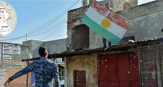  ??  ?? Cambio Soldati iracheni staccano da un edificio di Kirkuk un’insegna con i colori della bandiera curda. Le truppe di Bagdad hanno ripreso la città, da cui i curdi della regione autonoma estraevano il 70% del loro petrolio (Marwan Ibrahim /Afp)