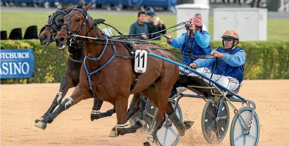  ?? GEORGE HEARD/FAIRFAX ?? NZRace winner Monbet driven by Ricky May goes head to head with 2nd place winner Quite A Moment driven by Gerard O’Reilly at the Show Day Races on Friday afternoon.