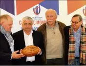  ?? (Photo DR) ?? Le président de la ligue sud Henri Mondino (à gauche) offre le ballon de la dernière victoire de la France contre la Nouvelle-Zélande en féminine au président de Provence Verte Didier Brémond, aux côtés des deux nouveaux présidents André Herrero et Dominique Bréjoux.