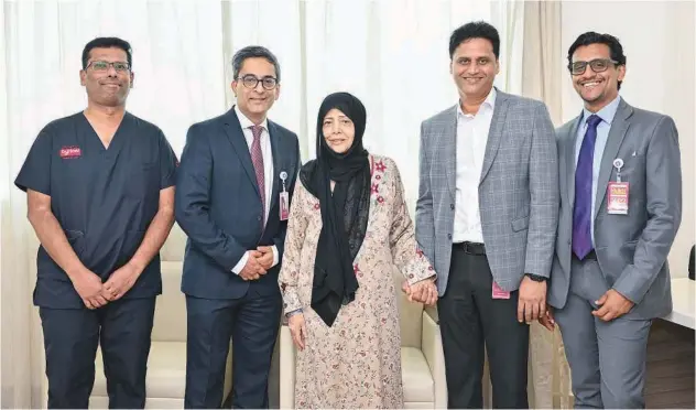  ?? ?? ↑ Fatima Ali and the lead medical specialist­s in her recent liver transplant in Abu Dhabi.