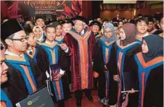  ??  ?? MAHDZIR bersama pelajar selepas majlis Konvokesye­n Kolej Vokasional di USIM, Nilai.