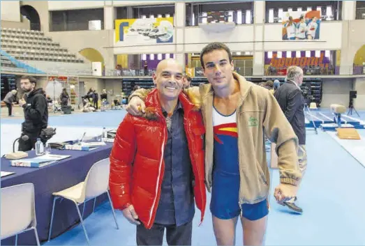  ?? ?? El gimnasta Gervasio Deferr i l’actor Óscar Casas, al Palau d’Esports de Granollers, convertit en la pista de Sydney 2000.