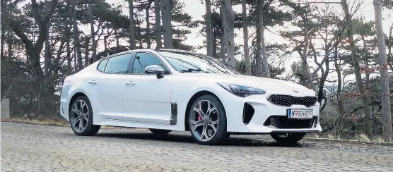  ??  ?? Eine elegante Limousine, ein Gran Turismo von Kia, ja, wirklich, Kia. Der Stinger kann gut, schnell, alles, was teuer ist, ist aber nicht (so) teuer.