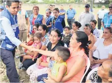  ??  ?? BENEFICIAD­OS. El titular de la Sedis, Reinaldo Sánchez, saluda a varias madres que recibirán un nuevo techo en Las Minas.