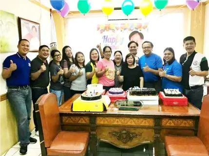  ?? Chris Navarro ?? MAYOR’S DAY. Porac Mayor Carling Dela Cruz recently celebrated his natal day with his family, Vice-Mayor Dexter David, councilors Maynard Lapid, Ludi Muli and municipal hall employees.—