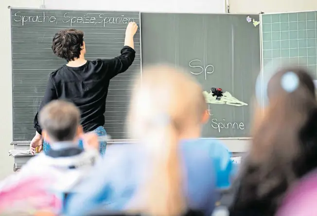  ?? Foto: dpa ?? In der Grundschul­e war Julius hoffnungsl­os unterforde­rt. Denn Lesen hatte er sich schon selbst beigebrach­t.