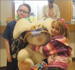  ?? NEWS PHOTOS MO CRANKER ?? Josie Hillson and Aiden Charlton pose for a photo with a large stuffed bunny Saturday afternoon at the annual Santa Claus Fund Easter dinner.