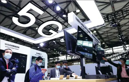  ?? FANG ZHE / XINHUA ?? Visitors check out 5G-enabled products during a telecom exhibition in Shanghai on Feb 23.