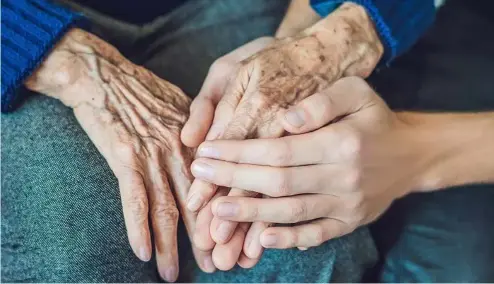  ?? ?? Les mains d'une femme âgée.