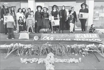  ??  ?? Activistas vestidas de catrinas protestaro­n en la sede de la Fiscalía General de Justicia del Estado de México en Ecatepec para exigir protección, así como denunciar que los feminicidi­os van en aumento y que no se aplican las medidas previstas en la alerta por violencia de género ■ Foto Javier Salinas Cesáreo