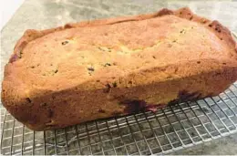  ?? DIANE ROSSEN WORTHINGTO­N/TNS ?? This sunny quick bread features lemon and berry notes.